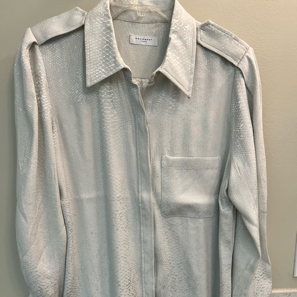 Equipment Shirt size Large in a very light gray.